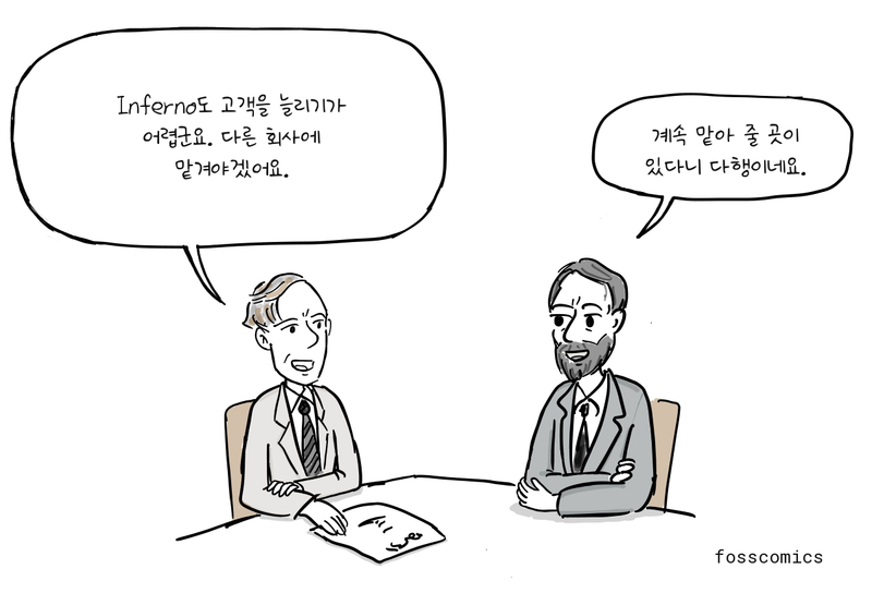 관리자가 책상 너머의 리치와 이야기한다.